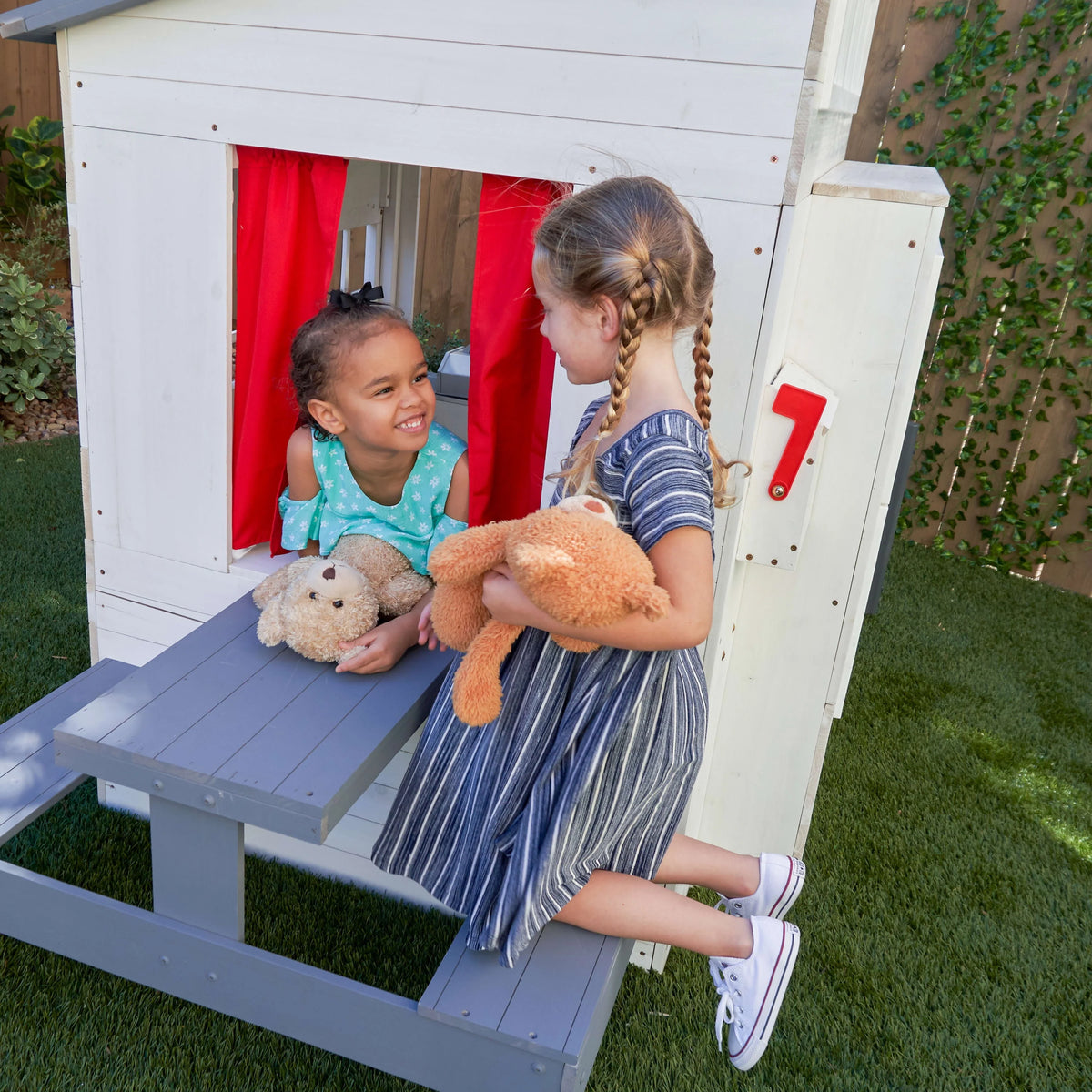 White Wooden Outdoor Playhouse with Picnic Table Q391