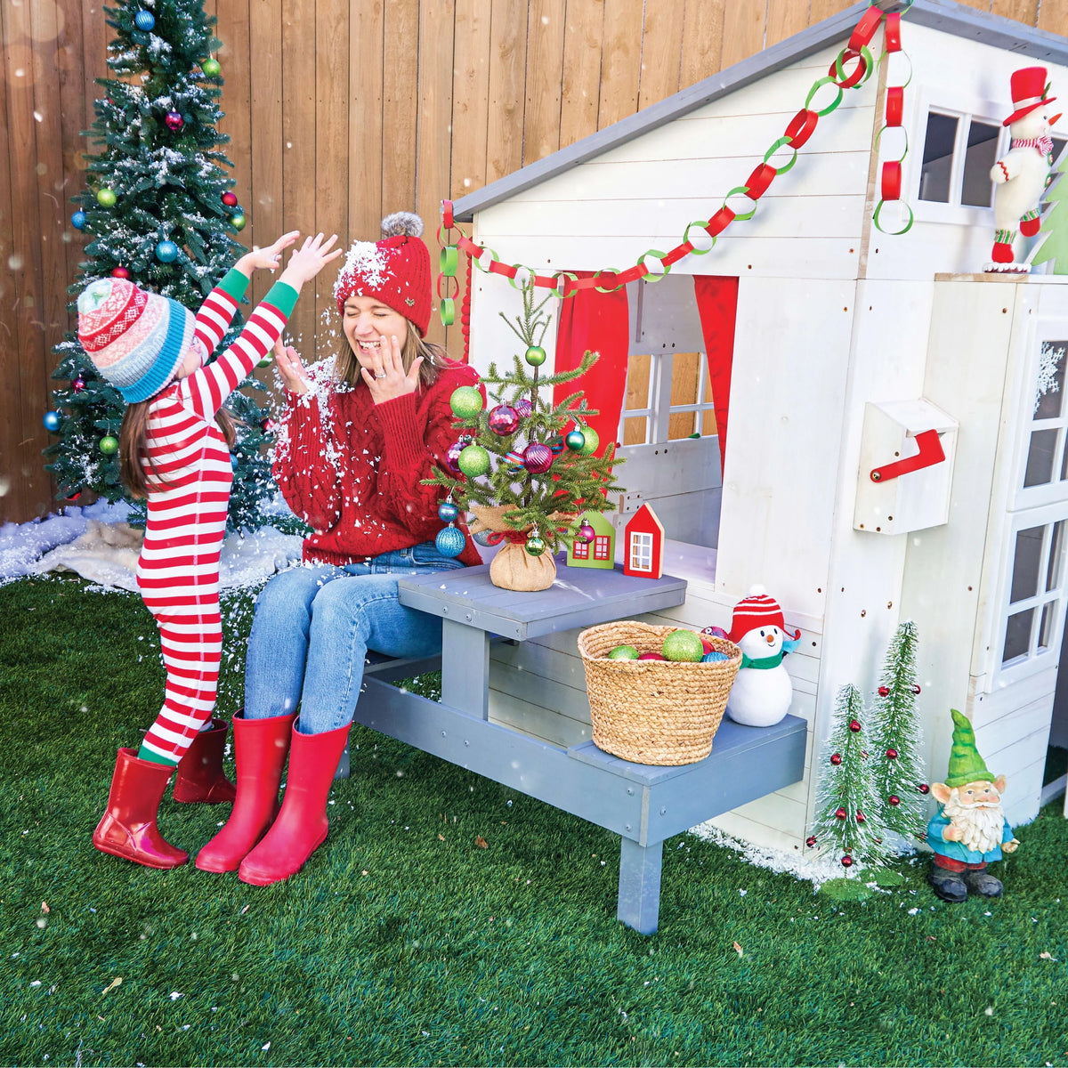 White Wooden Outdoor Playhouse with Picnic Table Q391
