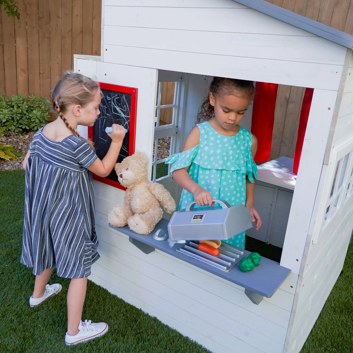 White Wooden Outdoor Playhouse with Picnic Table Q391
