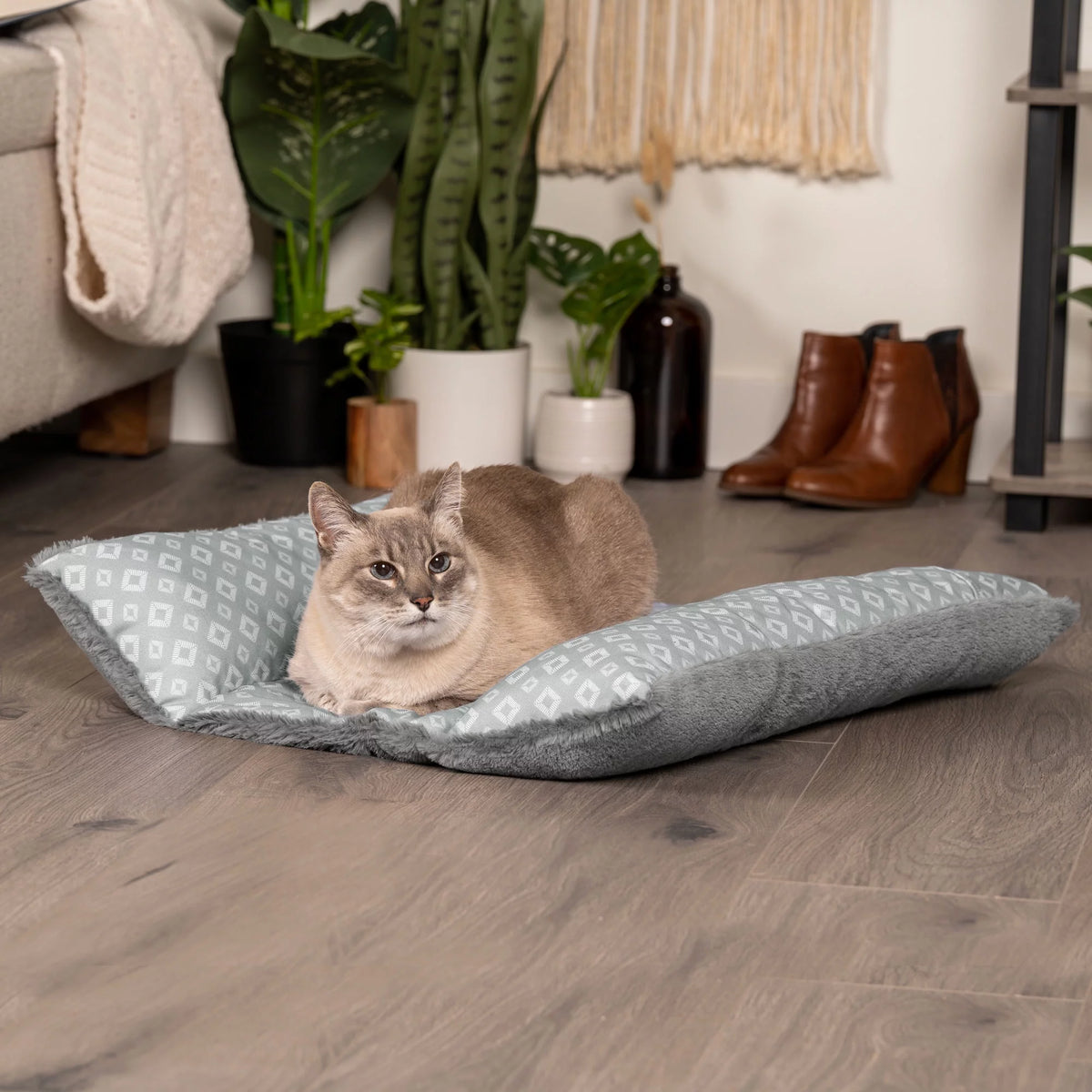 Plush Faux Fur Diamond Print Pet Bed Q984