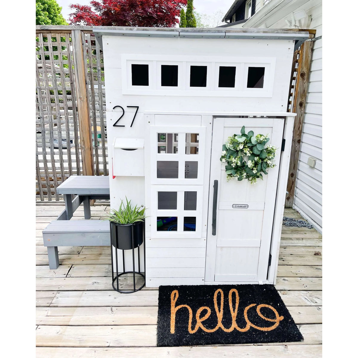 White Wooden Outdoor Playhouse with Picnic Table Q391