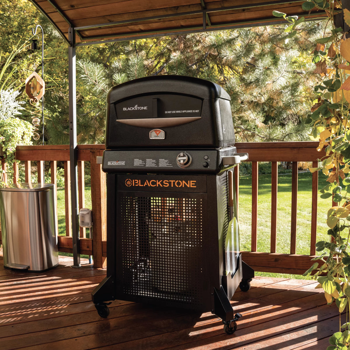 Blackstone Propane Outdoor Pizza Oven with Stand and Pizza Peel U5135