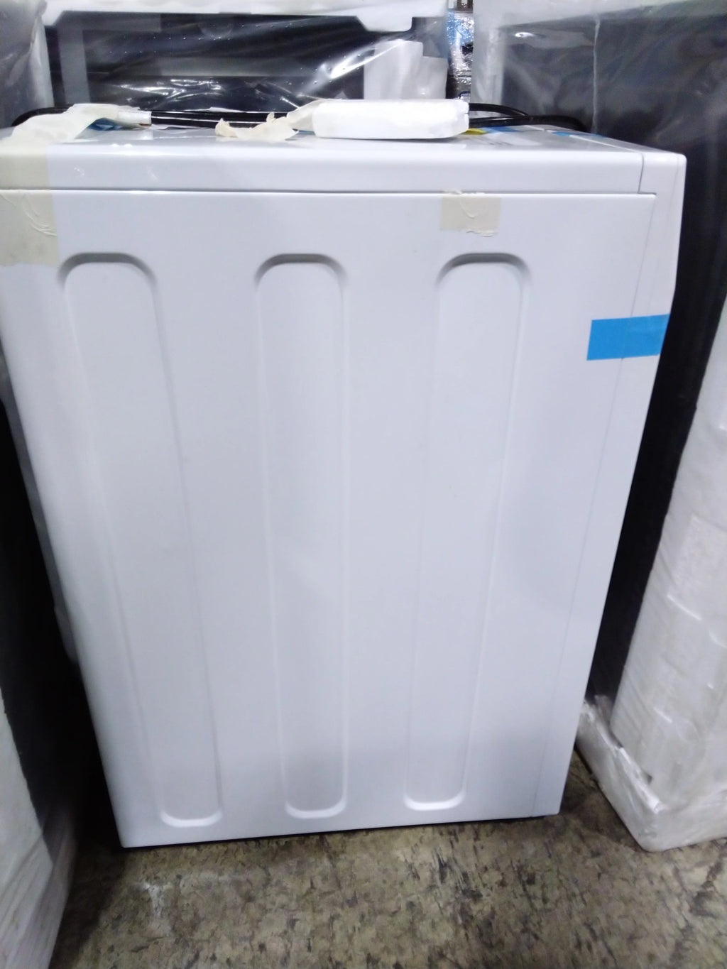 24 In. 2.8 Cu. Ft. White Front Load Washer with Steam W413831
