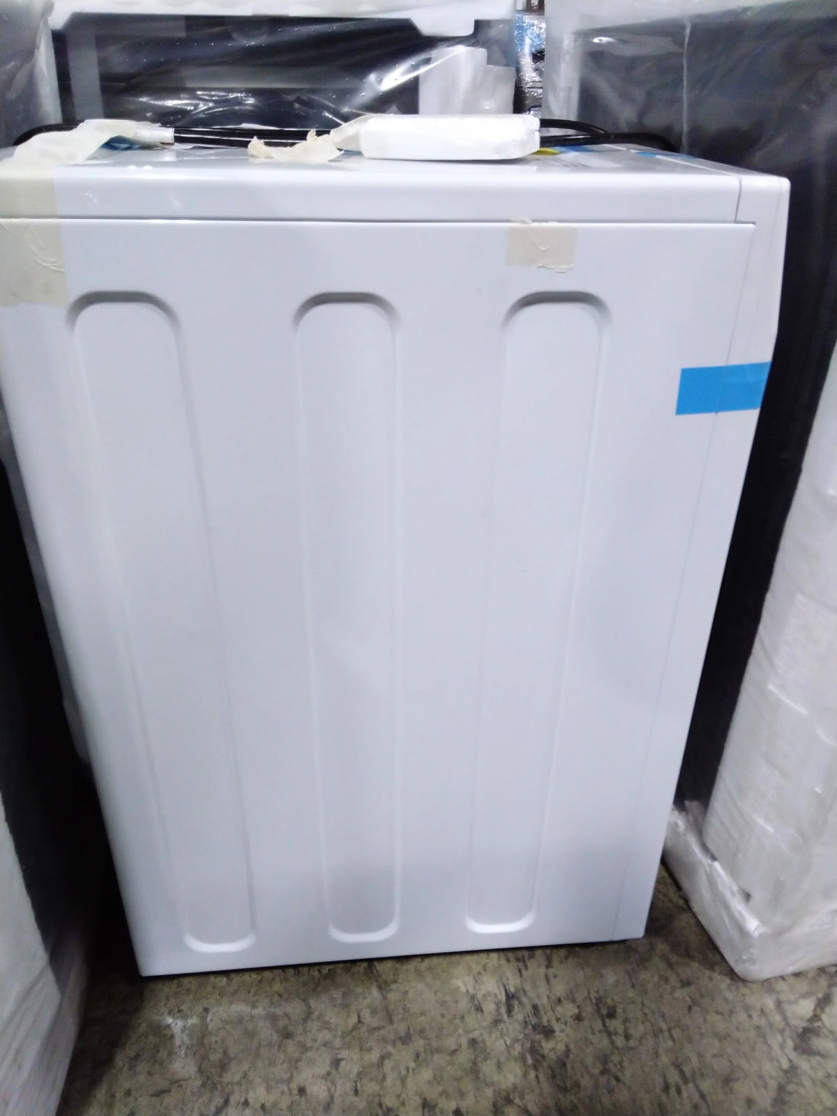 24 In. 2.8 Cu. Ft. White Front Load Washer with Steam W413831